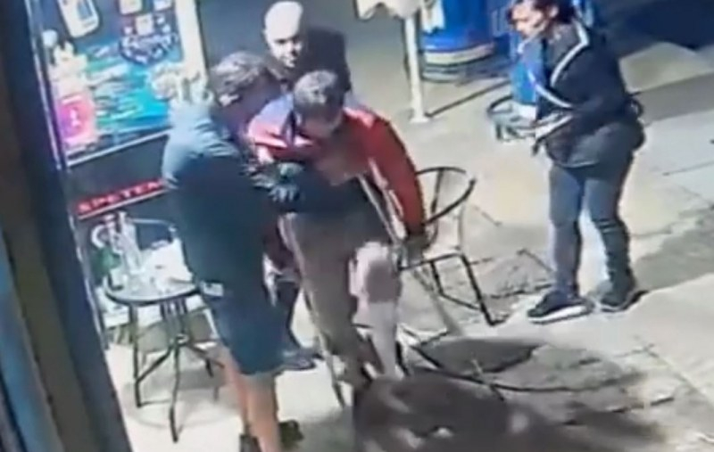 Грозно падение: Бабаити обраха посред бял ден момче с гипсиран счупен крак СНИМКИ 