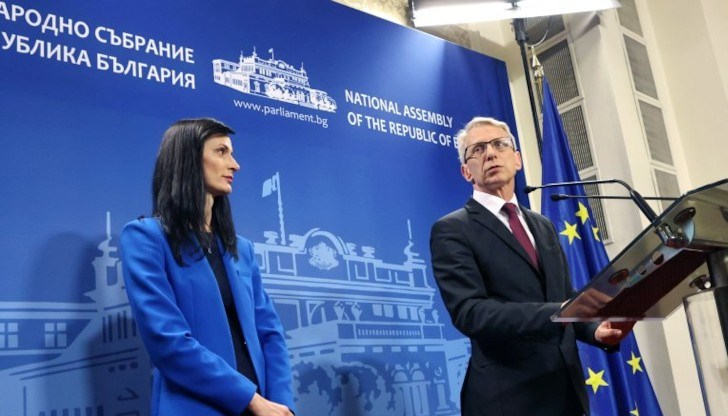 Българите казаха колко ще оцелее ротационното правителство Денков - Габриел