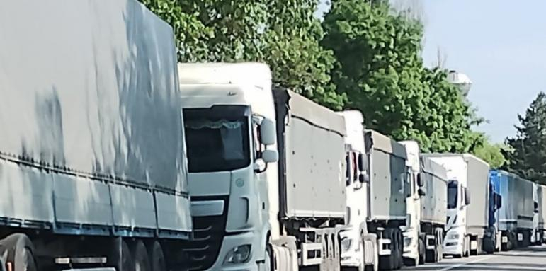 Опашки от цистерни, натоварени със сурово олио от Украйна, се извиха в Добричко 