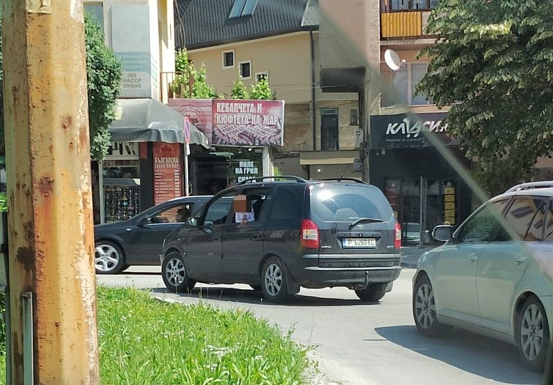 Простотия с малчуган и кола в движение вбеси мрежата навръх Деня на детето СНИМКА