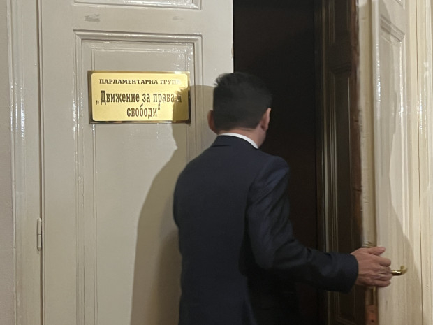 Нещо се пече в НС: В стаята на ДПС нахълтаха...