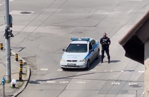 Цяла България говори за този полицай и това, което направи точно в 12 часа ВИДЕО