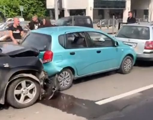 Тежко верижно меле на "Цариградско шосе" в София ВИДЕО