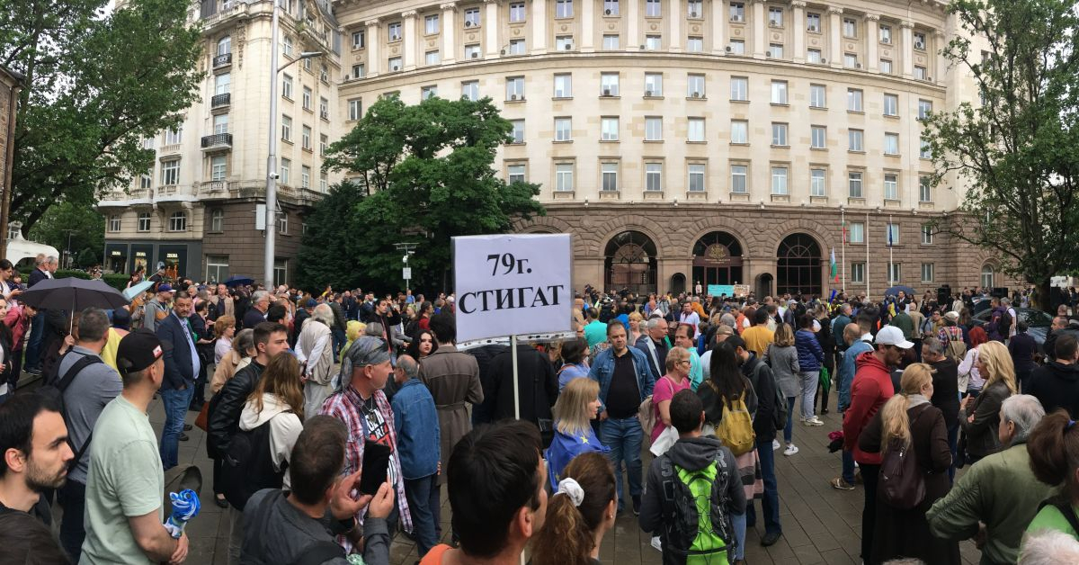 Започна се! Крясъци и псувни под прозорците на президента, както разтръби US посолството СНИМКИ