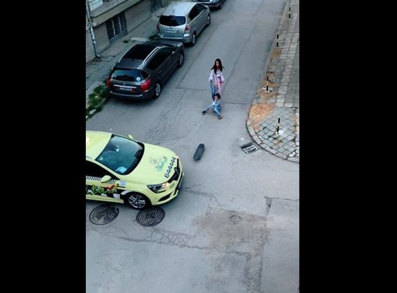 Ще ви се изправят косите от това ВИДЕО с дете и варненка, мрежата я разкъса!