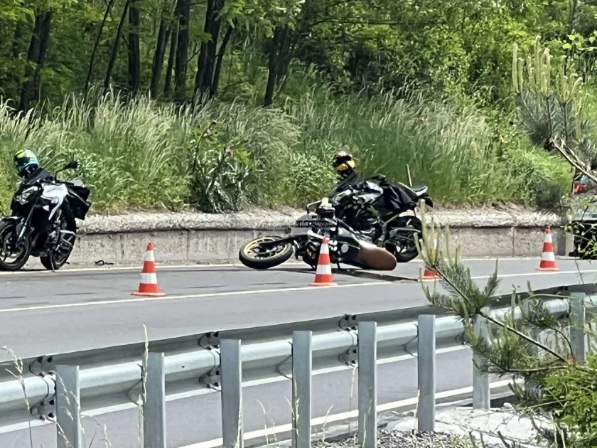 Притеснителни новини за моториста, забил се в бетонна стена край Банско 
