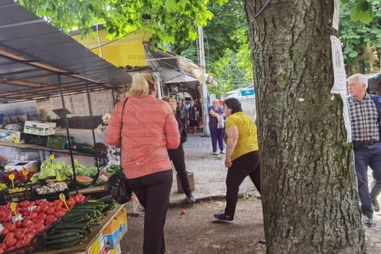 Продавачка на пазара в Перник направи забележка на клиентка и стана страшно, полетяха плодове и...