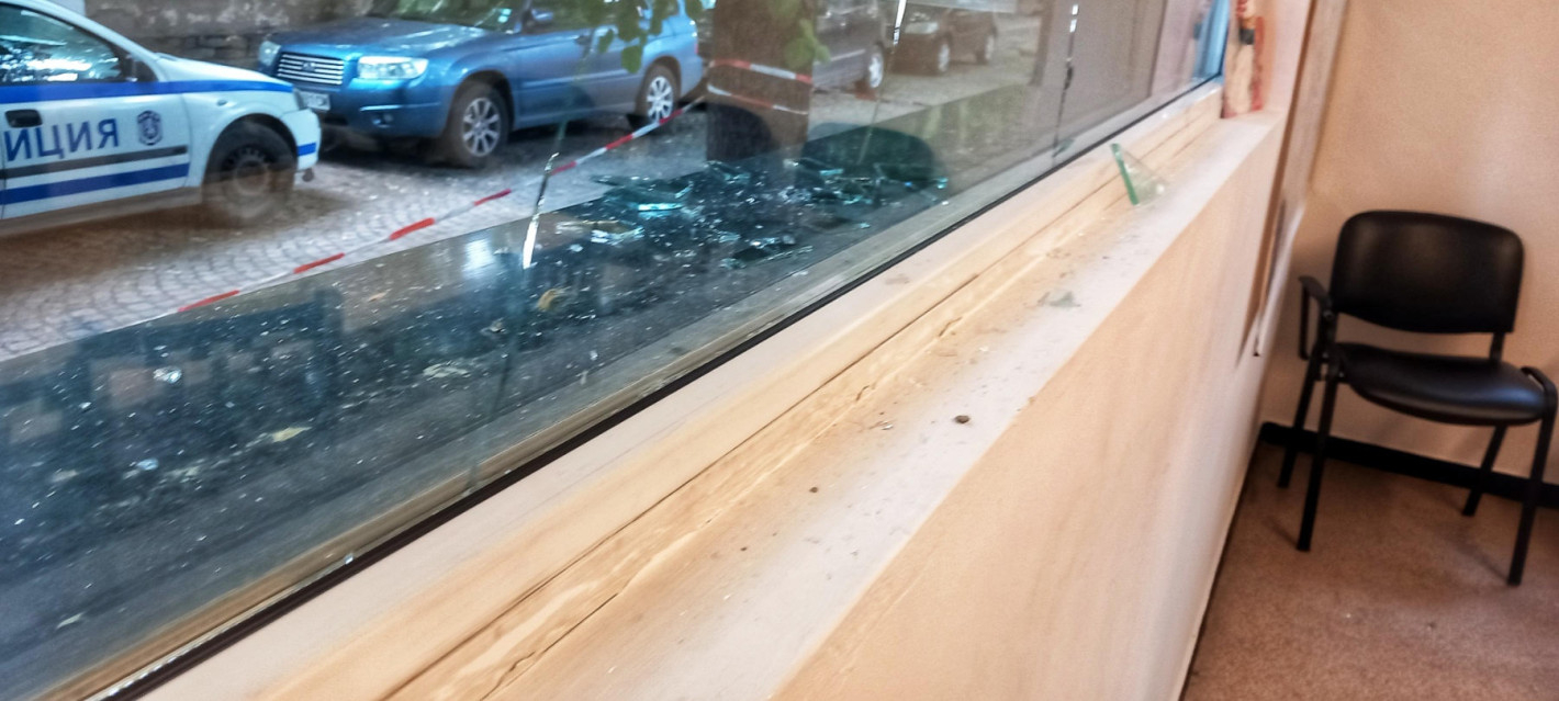 Майдан! Потрошиха с камъни партийната централа на "Възраждане" в София СНИМКИ