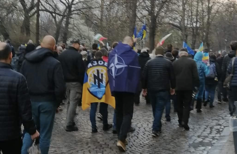 Майдан! Потрошиха с камъни партийната централа на "Възраждане" в София СНИМКИ