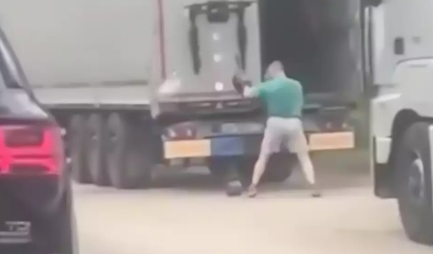 Не е истина как тираджия се развлича по време на задръстване ВИДЕО