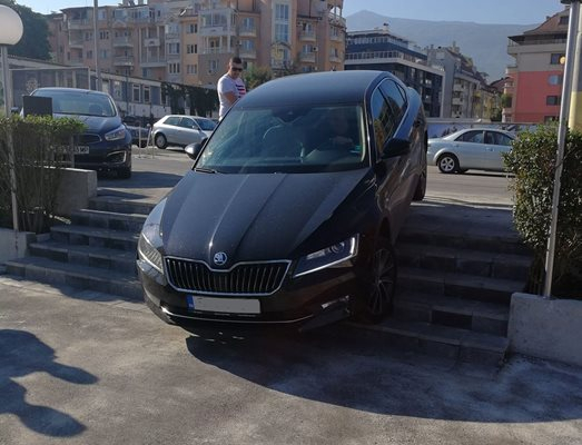 Джигит опита да нахлуе в столичен ресторант с колата си СНИМКА