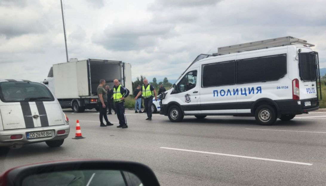 Нови подробности за сгащения бял бус със задушаващи се мигранти в София СНИМКИ