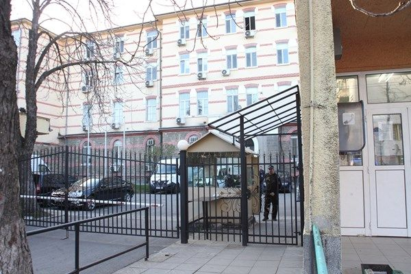 Шатката и Хосе финтираха полицаите и избягаха като на филм от затвора