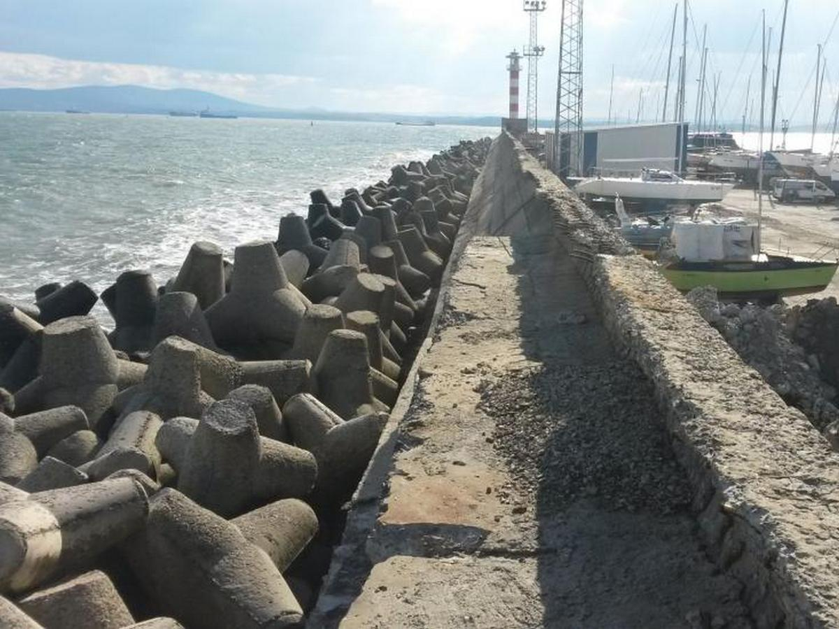 Смразяваща драма в Бургас с две момченца, скочили в бурното море 