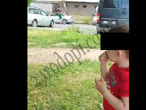 Загорели младежи се отдадоха на разврат пред очите на малки дечица ВИДЕО 