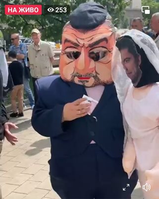 Опасно нападение срещу Петков и акад. Денков пред президентството, полицаите наскачаха и... СНИМКИ