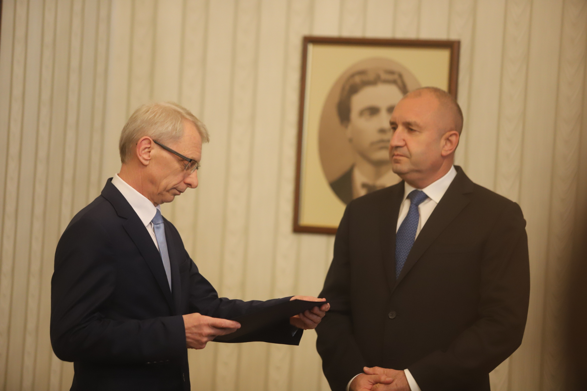 Никой не очакваше Румен Радев да посрещне ПП така, а Денков издаде за тайна среща с Габриел 