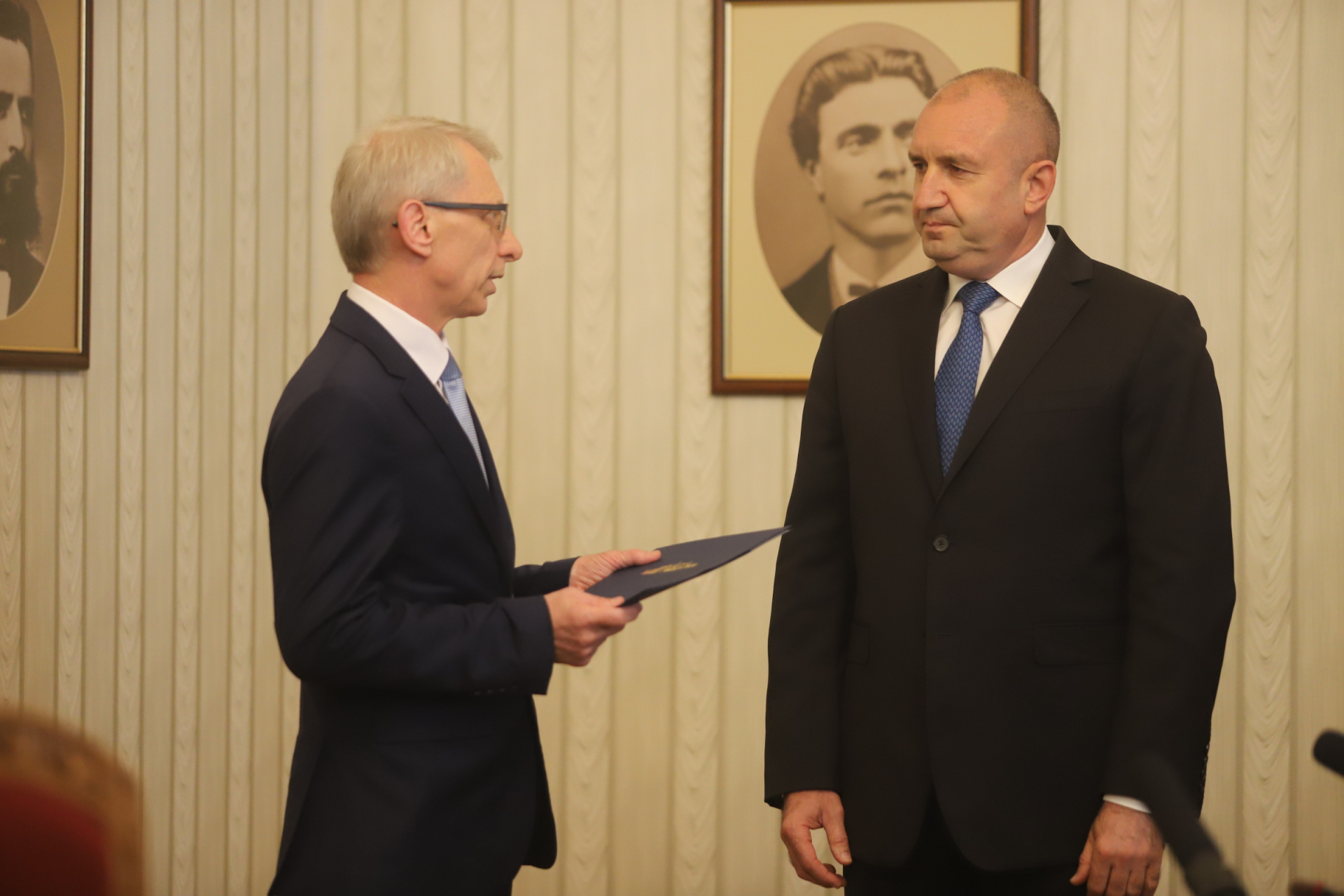 Денков сряза Радев за Конституцията 