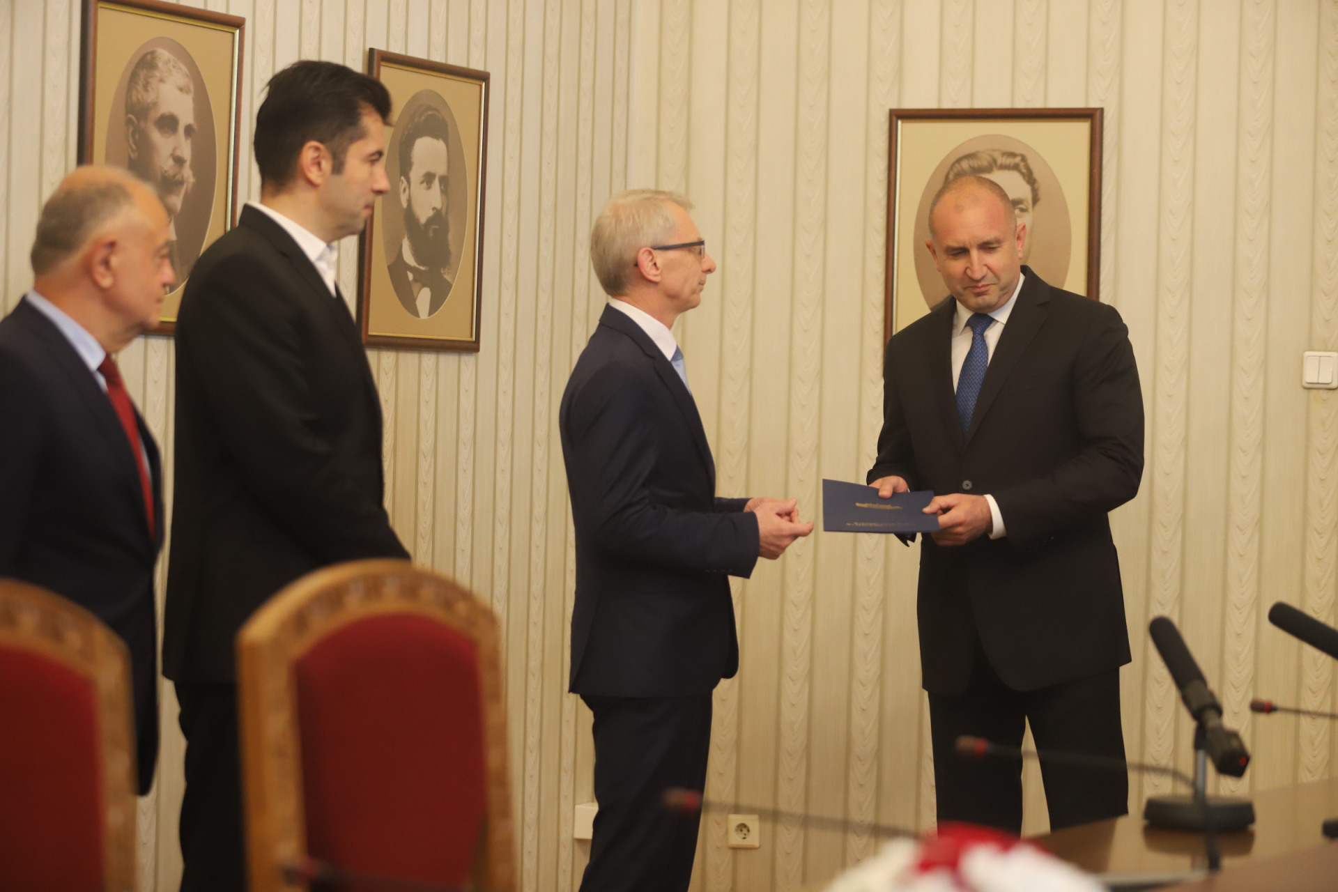 Никой не очакваше Румен Радев да посрещне ПП така, а Денков издаде за тайна среща с Габриел 