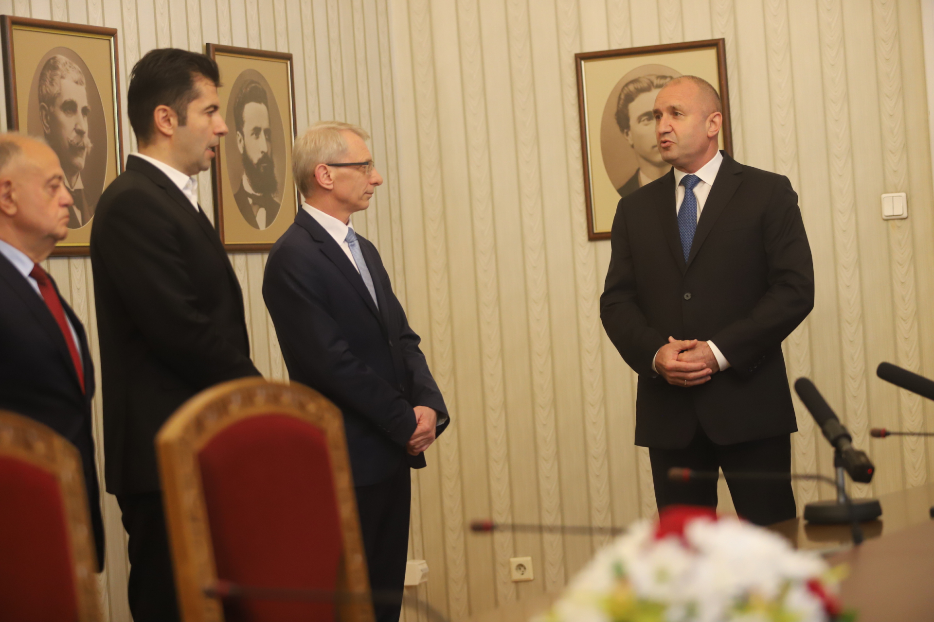 Никой не очакваше Румен Радев да посрещне ПП така, а Денков издаде за тайна среща с Габриел 