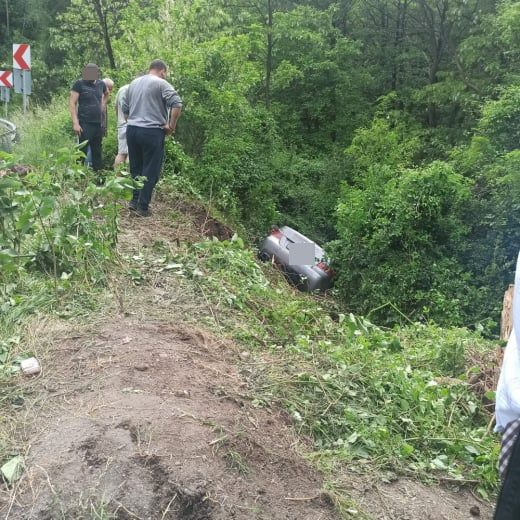 БМВ излетя в дере в Искърското дефиле, пътят се задръсти СНИМКИ