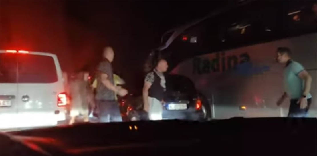 Ново потресаващо ВИДЕО от жестокия масов бой в задръстването на АМ "Тракия"