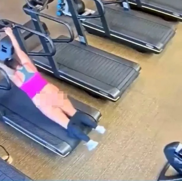 Пътека събу гащите на жена и я остави гола във фитнес ВИДЕО