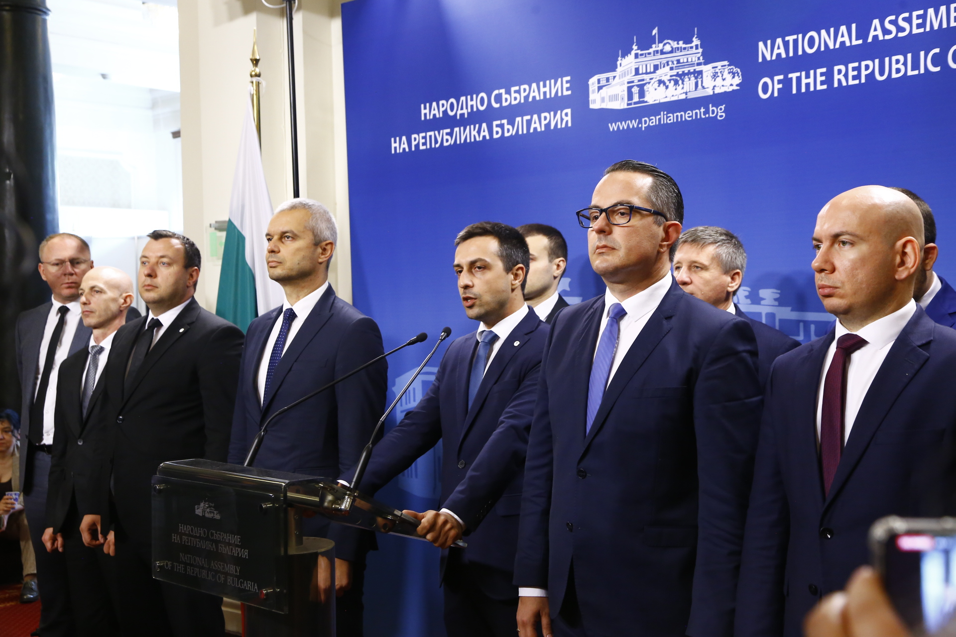 "Възраждане" натиска НС да гласува референдума за лева