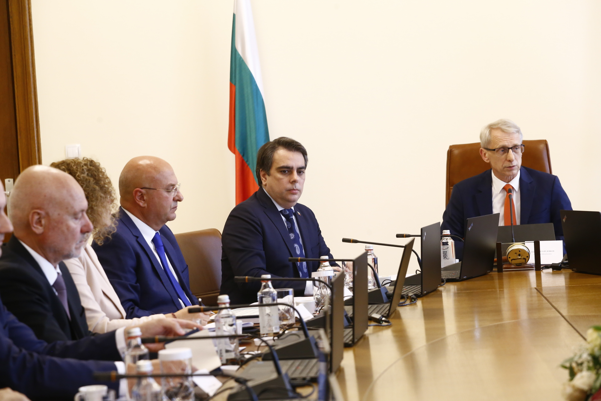 Социолози разкриха клати ли се столът на Денков