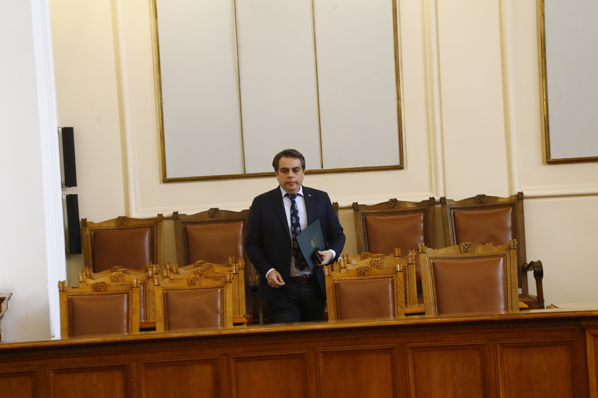 Асен Василев каза защо е върнал Спецов и Тонев