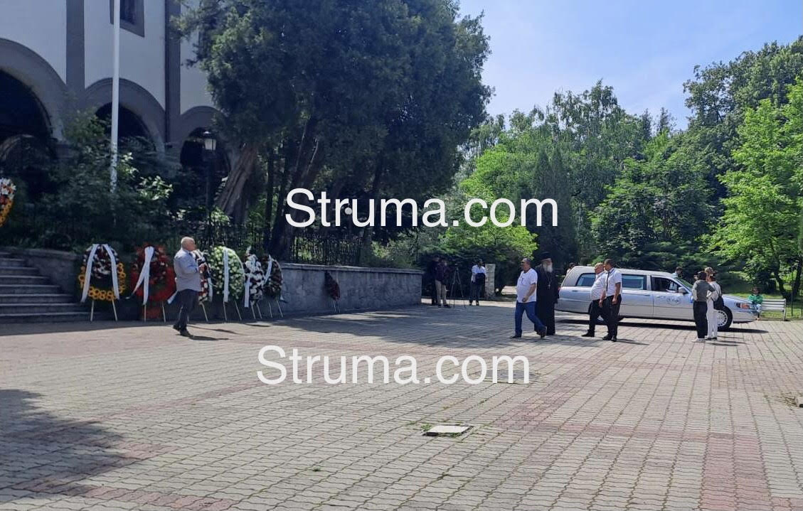 В Дупница ври и кипи, ето как се подготвят за опелото на Ангел Христов - Геле СНИМКИ