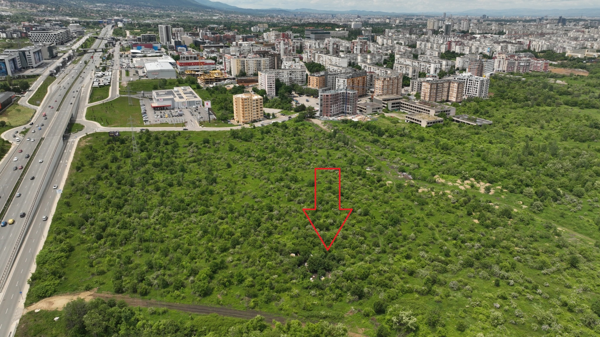 Дрон откри странни постройки в гора край столичния кв. "Младост 4", скрити зад... СНИМКИ