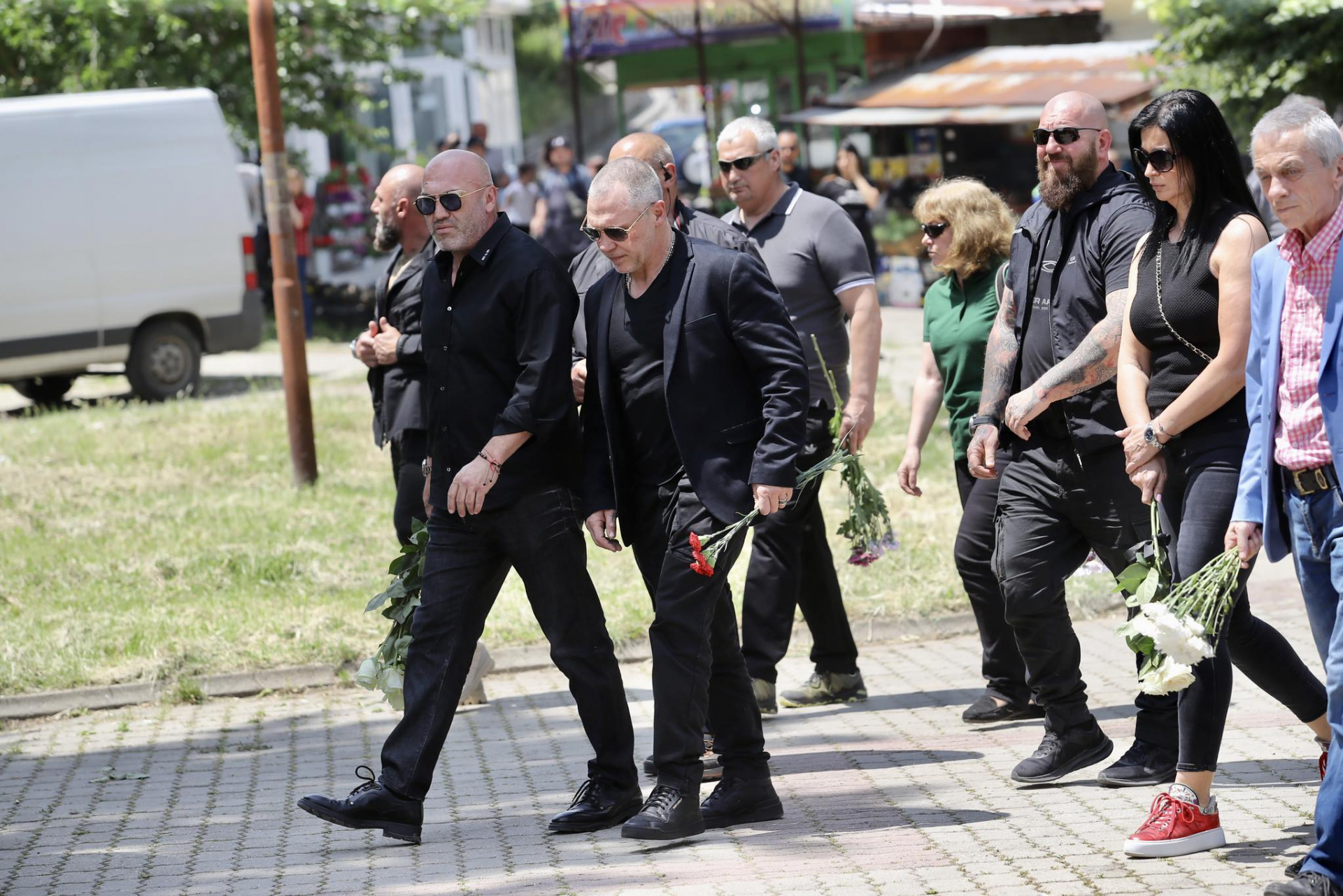 Нова мистерия обви погребението на Геле СНИМКИ