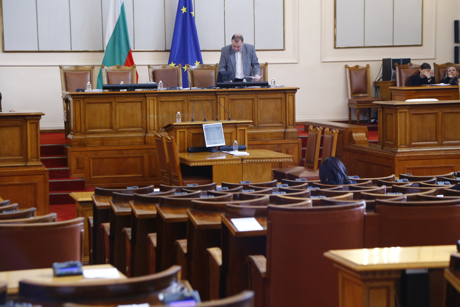 Парламентът пръска луди пари за компютри и тоалетна хартия