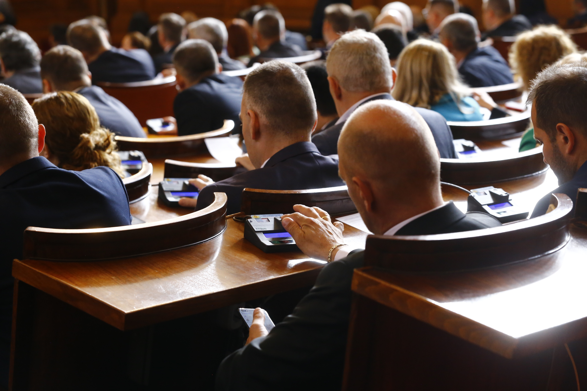 Горещо проучване попари политиците, кой го отнесе най-много