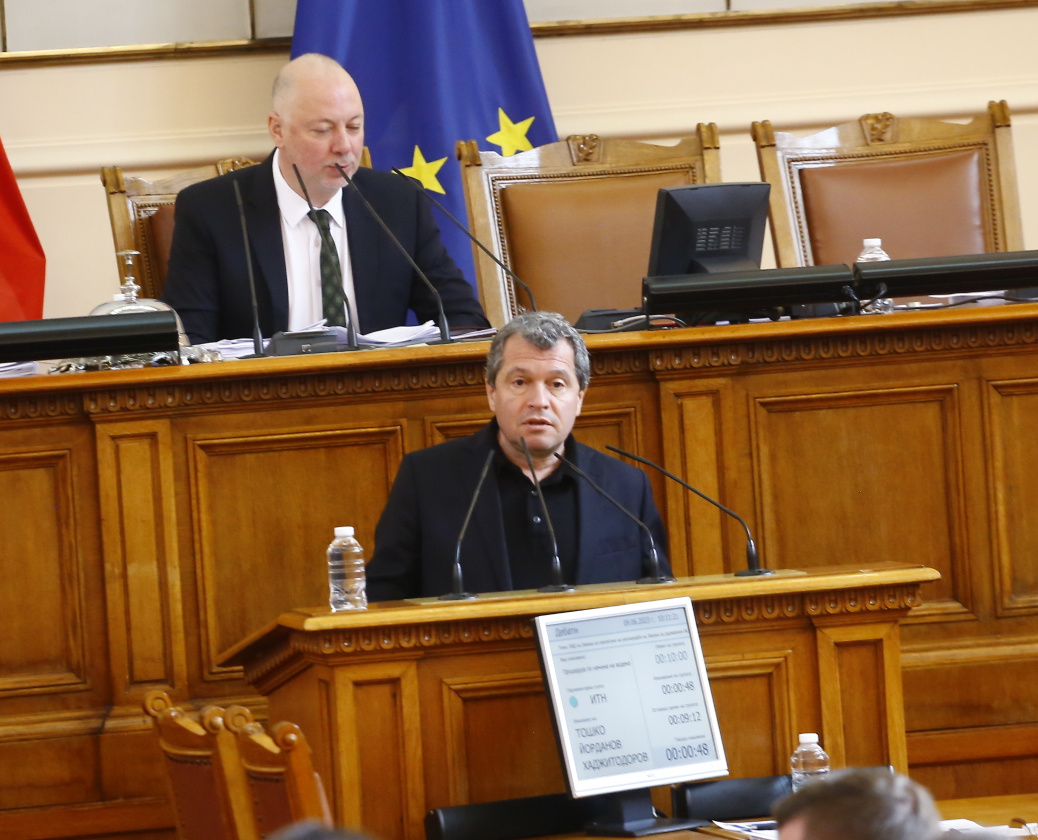 Сеир в НС: Асен Василев и Тошко Йорданов се счепкаха заради песни, пари и... БЛИЦ TV