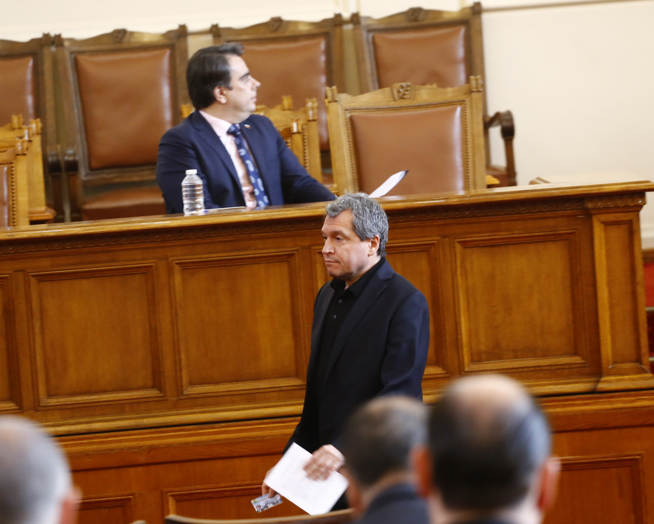 Сеир в НС: Асен Василев и Тошко Йорданов се счепкаха заради песни, пари и... БЛИЦ TV