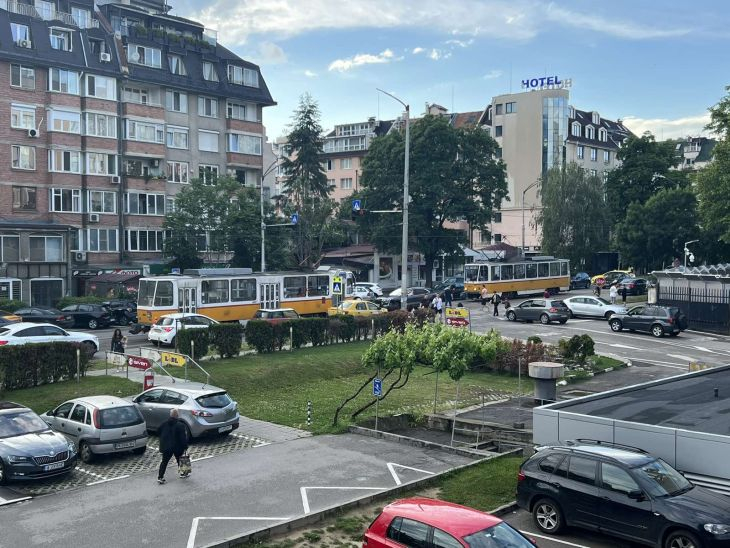 Извънредно в БЛИЦ! Тежка катастрофа на столичния бул. "Черни връх", цари пълен хаос СНИМКИ 