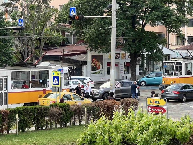 Извънредно в БЛИЦ! Тежка катастрофа на столичния бул. "Черни връх", цари пълен хаос СНИМКИ 