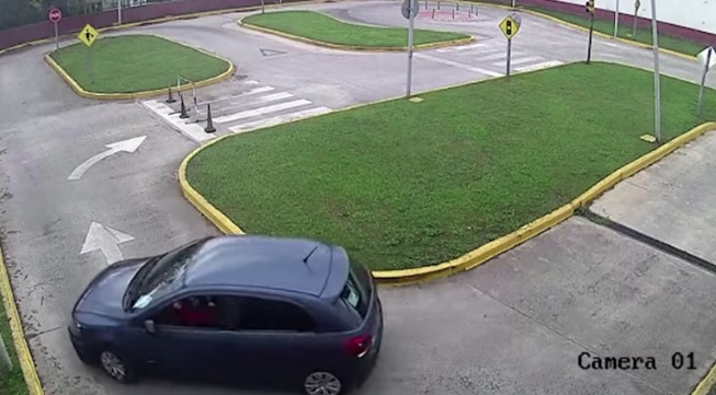 ВИДЕО запечата как жена се провали зрелищно на шофьорския си изпит