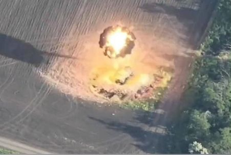 ВИДЕО от войната: HIMARS удря руска система "Град", но когато димът се разсейва...