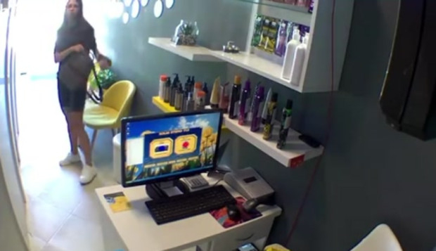 Млада дама стана за резил в козметично студио ВИДЕО