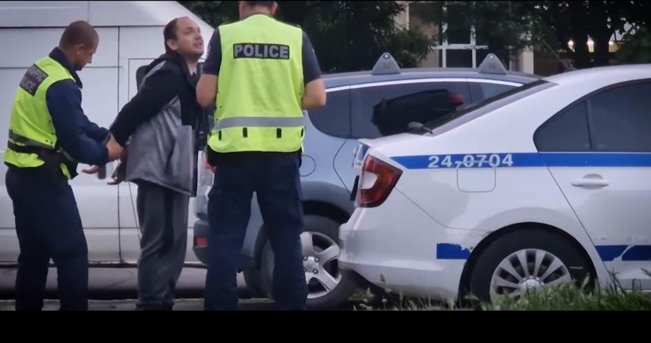 Ловци на педофили сгащиха пиян извратеняк с изути гащи до детска площадка в София, а когато ченгетата дойдоха... ВИДЕО 