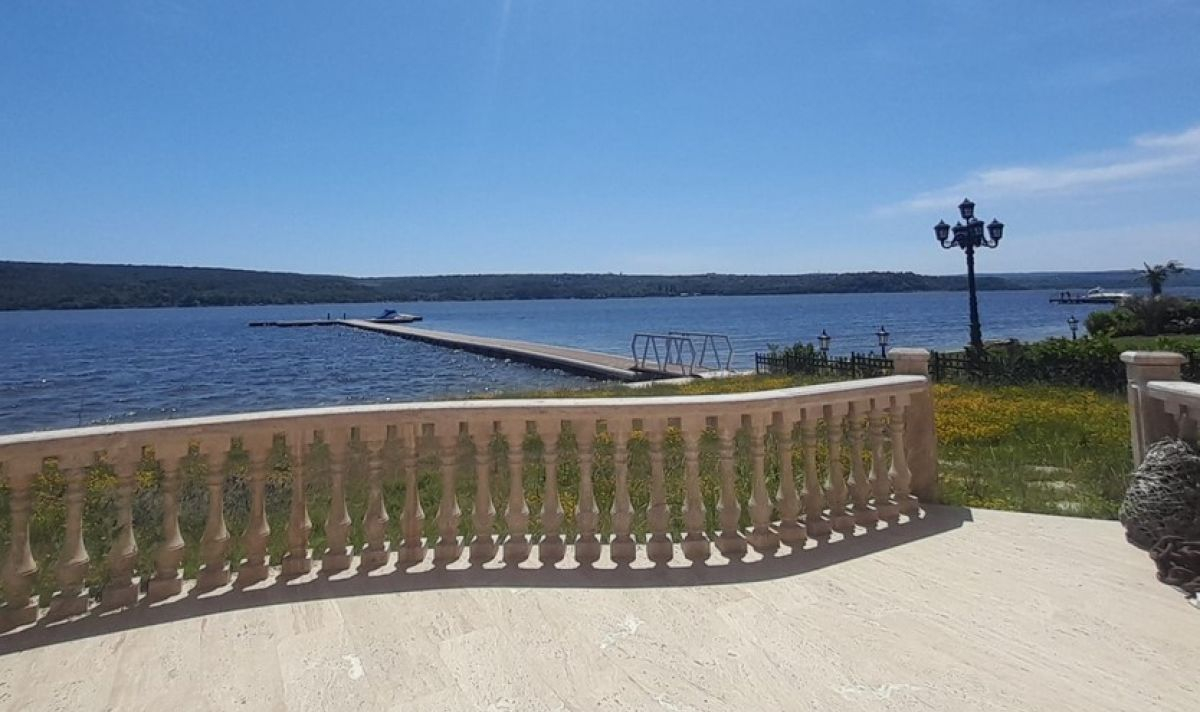 Продава се уникална къща със собствен кей в България, но и цената е повече от солена СНИМКИ