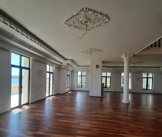Продава се уникална къща със собствен кей в България, но и цената е повече от солена СНИМКИ