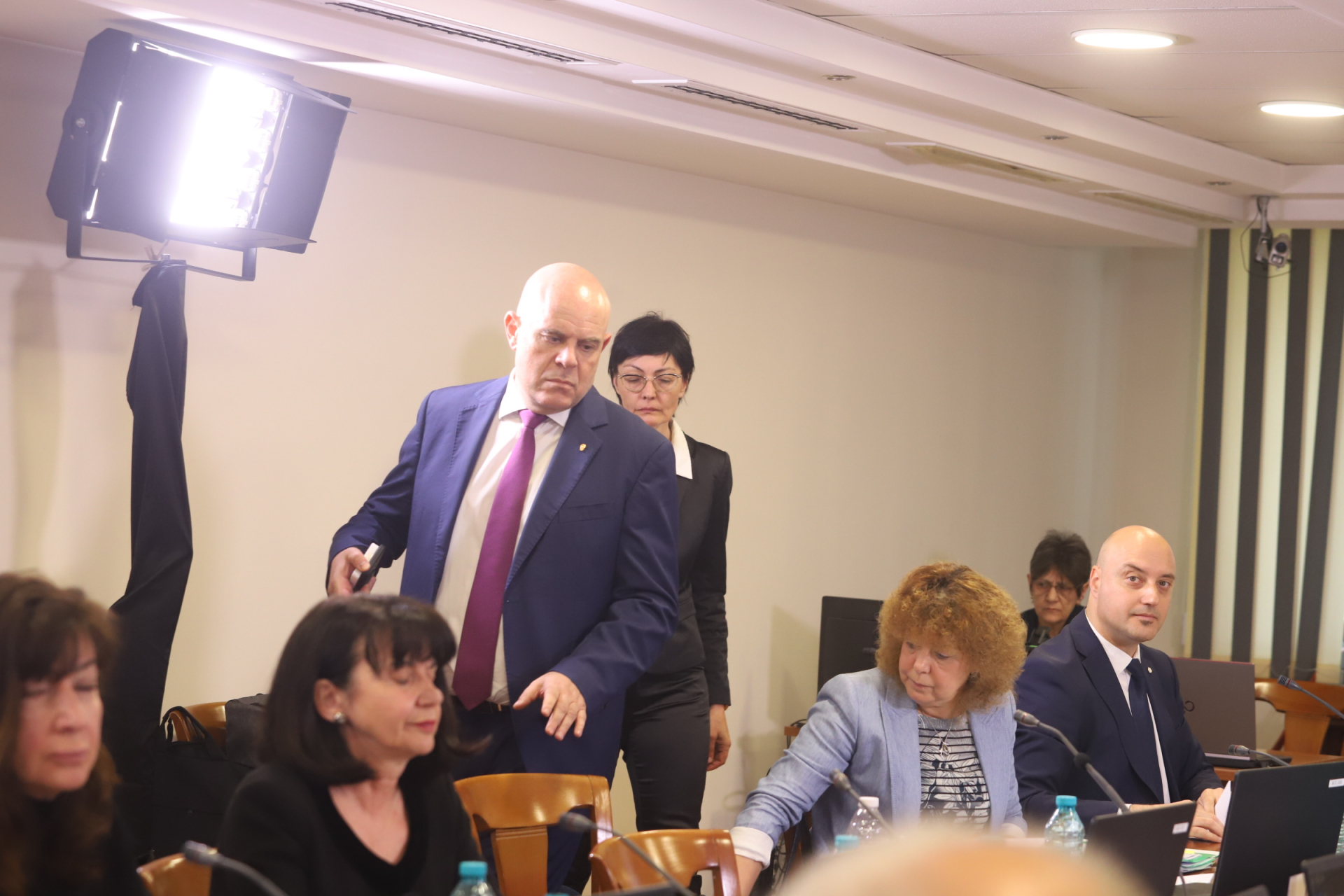 Гешев напусна заседанието на ВСС за отстраняването му
