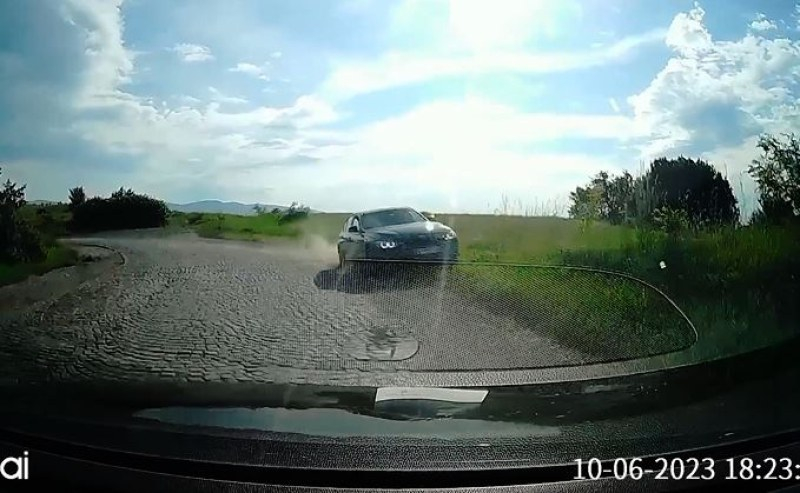 Джигит с BMW изправи косите на всички с бясна каскада до село Мърчаево ВИДЕО 