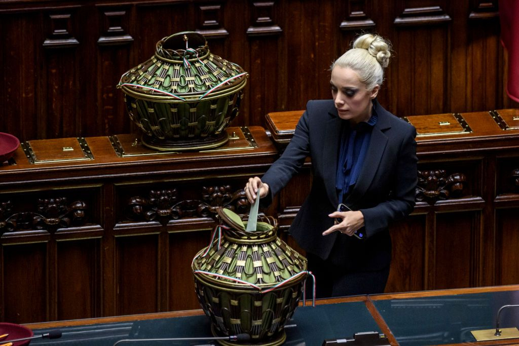 Коя е русата красавица, грабнала за последно сърцето на Берлускони ВИДЕО