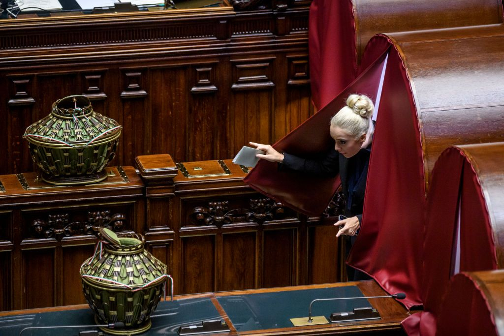 Коя е русата красавица, грабнала за последно сърцето на Берлускони ВИДЕО