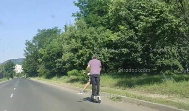Мъж вози дете на тротинетка, мрежата избухна срещу простотията ВИДЕО